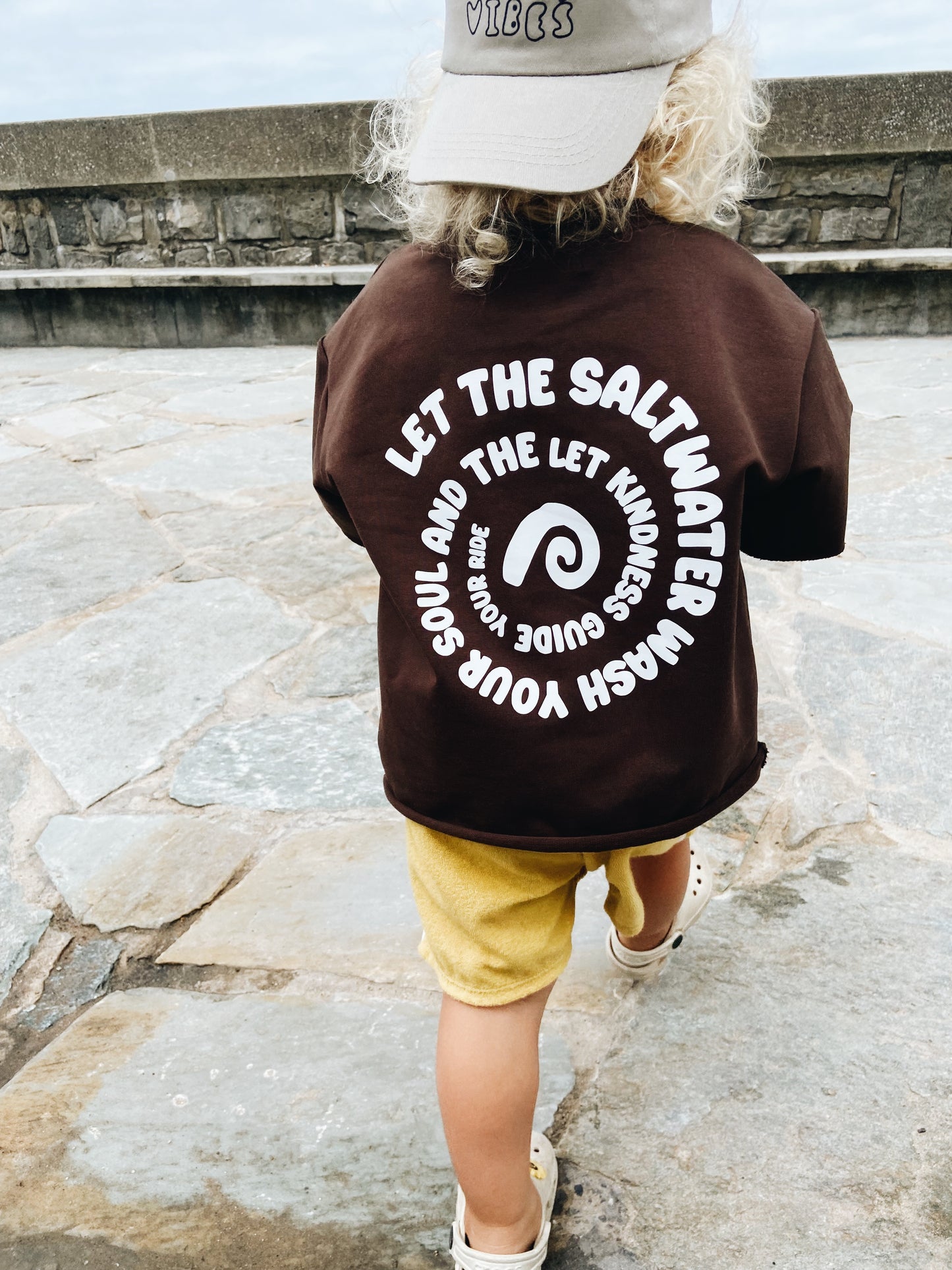 T-Shirt Oversize "Saltwater & kindness" - Chocolat Noir
