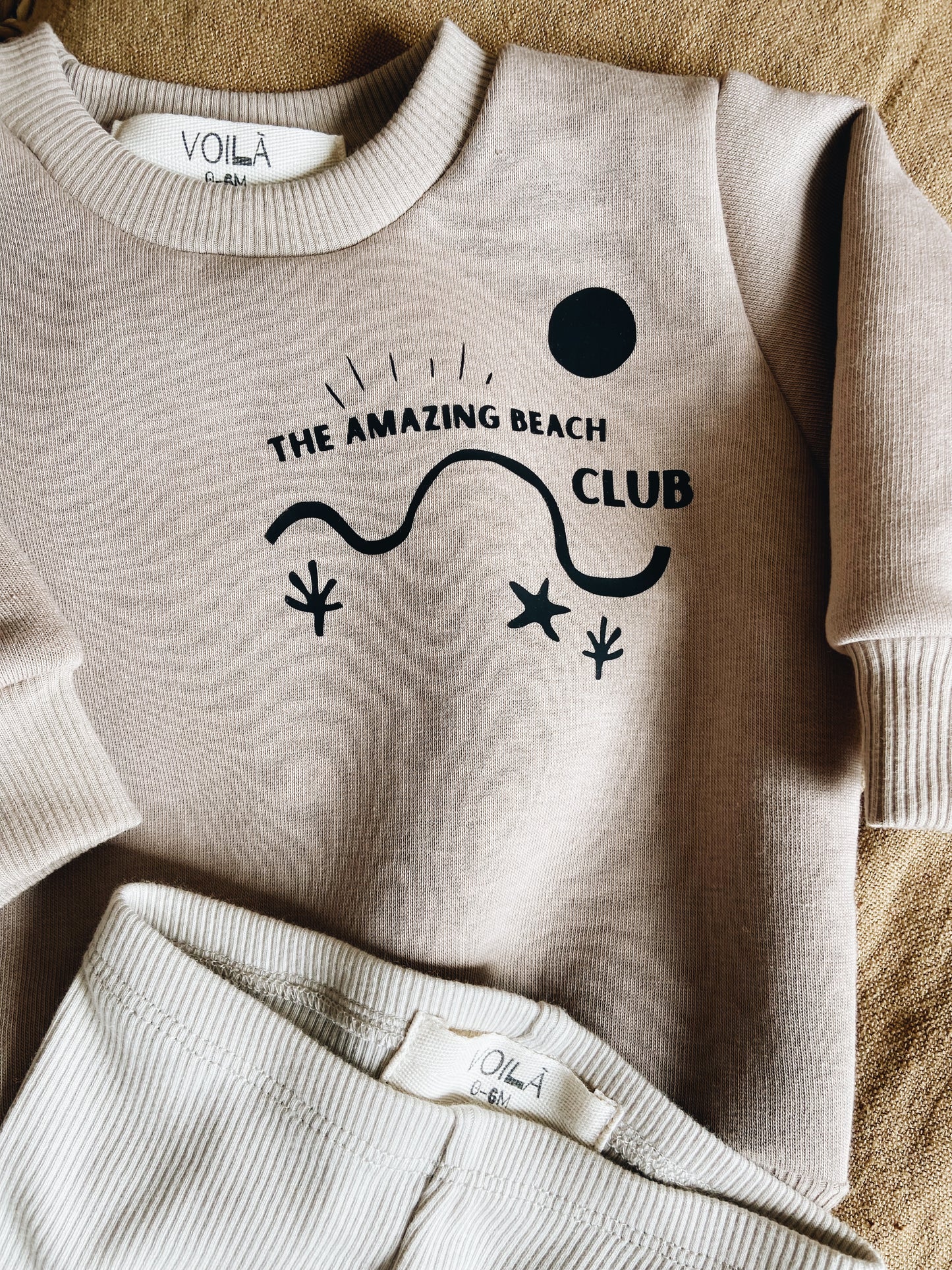 Beige sweatshirt "The amazing beach club"