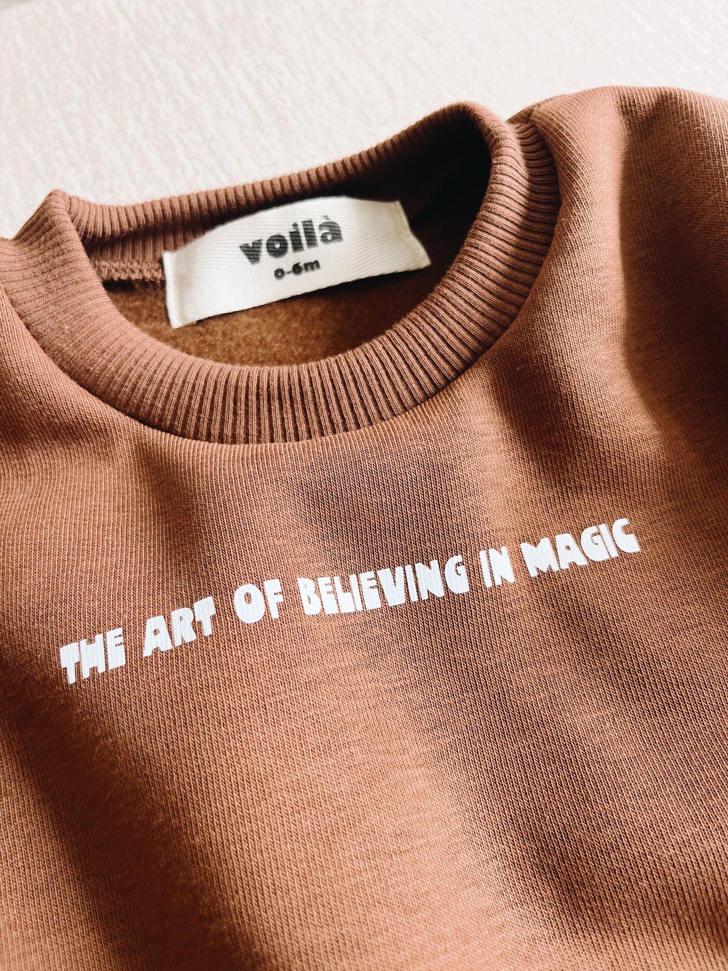 Sweat Marron "The art of believing in magic"